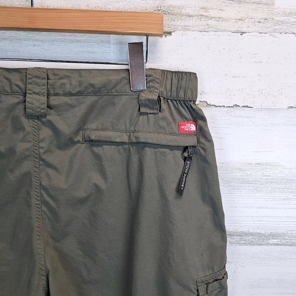 The North Face Mens Cargo Shorts Large Green Outdoor Adventure Nylon Hiking